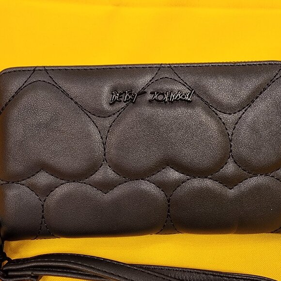 Betsey Johnson Black Quilted Heart Love Wallet Wristlet Zip Around NEW - Picture 2 of 12